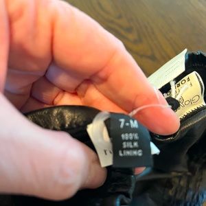 New with Tags. Italian dress leather gloves. medium to petite in size beautiful